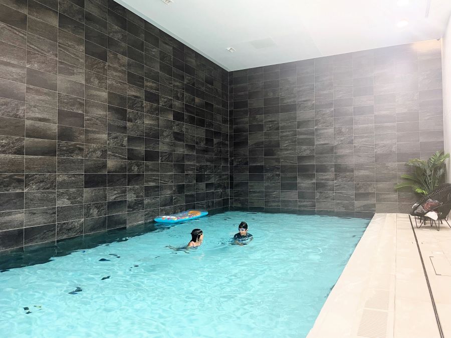 2 kids swimming in pool in Citysuites in Manchester